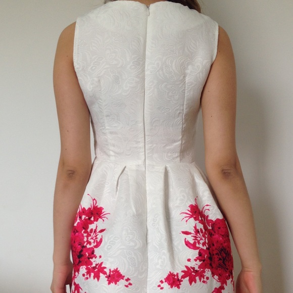 White dress with beautiful pink flower Small - Picture 3 of 5